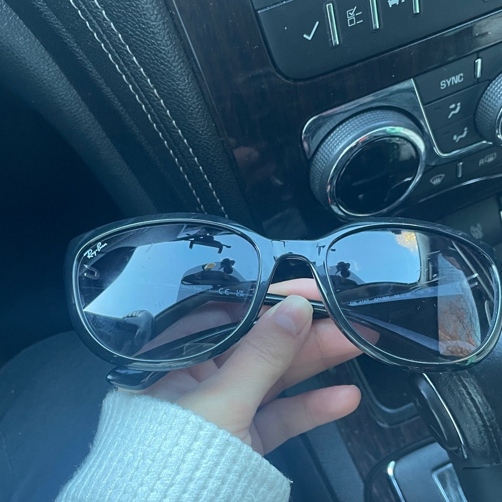 Ray bans 
Black 
Some scratches on sunglasses
See pictures